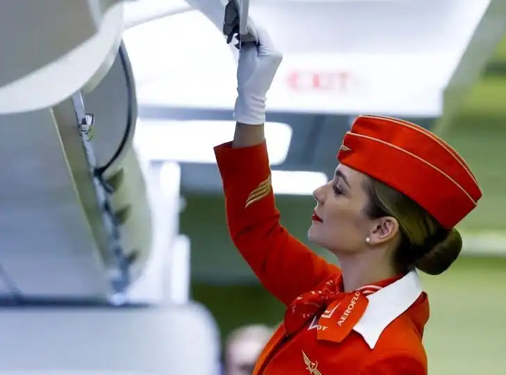 állás, elvárások, feltételek, karrier, légi utaskísérő, légitársaság, légiutas-kísérő, megjelenés, munka, repülés, repülő, smink, stewardess, szabályok, szépség, utaskísérő
