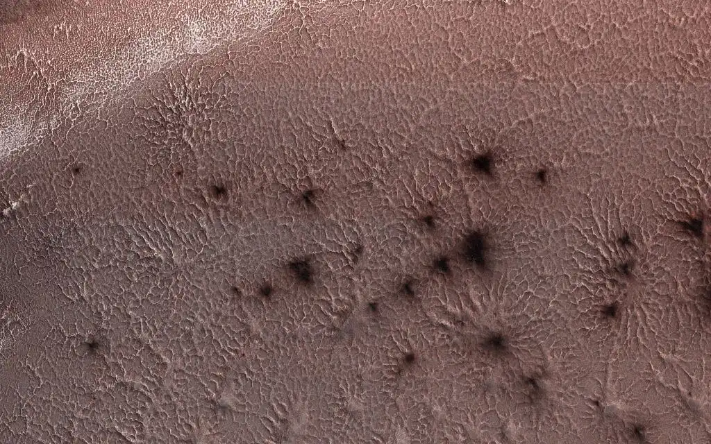 bolygókutatás, HiRISE, Kieffer modell, Mars, marsi gejzírek, marsi pólusok, NASA, pókszerű képződmények, szén-dioxid jég, szublimáció
