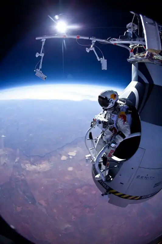 ejtőernyő, Felix Baumgartner, hővédelem, ISS, légkör, Nemzetközi Űrállomás, rakétahajtómű, sebesség, sztratoszféra, technológia, tudomány, ugrás, ürhajó, űrruha, visszatérés