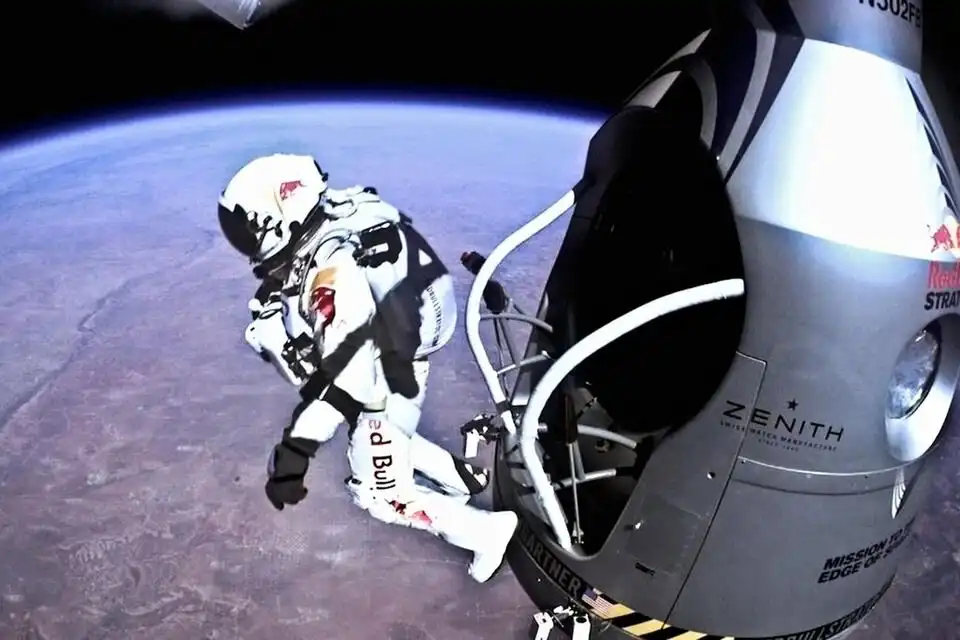 ejtőernyő, Felix Baumgartner, hővédelem, ISS, légkör, Nemzetközi Űrállomás, rakétahajtómű, sebesség, sztratoszféra, technológia, tudomány, ugrás, ürhajó, űrruha, visszatérés