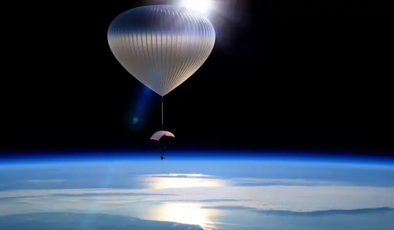 ejtőernyő, Felix Baumgartner, hővédelem, ISS, légkör, Nemzetközi Űrállomás, rakétahajtómű, sebesség, sztratoszféra, technológia, tudomány, ugrás, ürhajó, űrruha, visszatérés