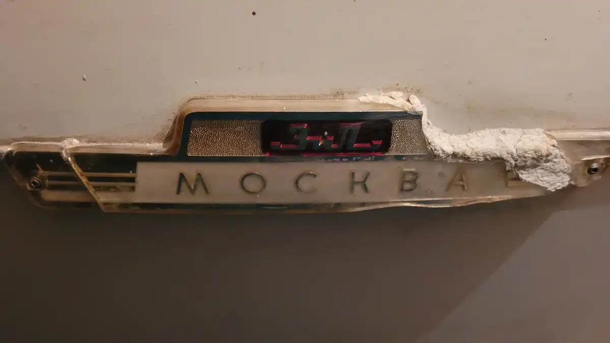 80-as évek, elhagyatott lakás, időutazás, lakásbelső, nosztalgia, régi bútorok, retró lakás, szovjetunió