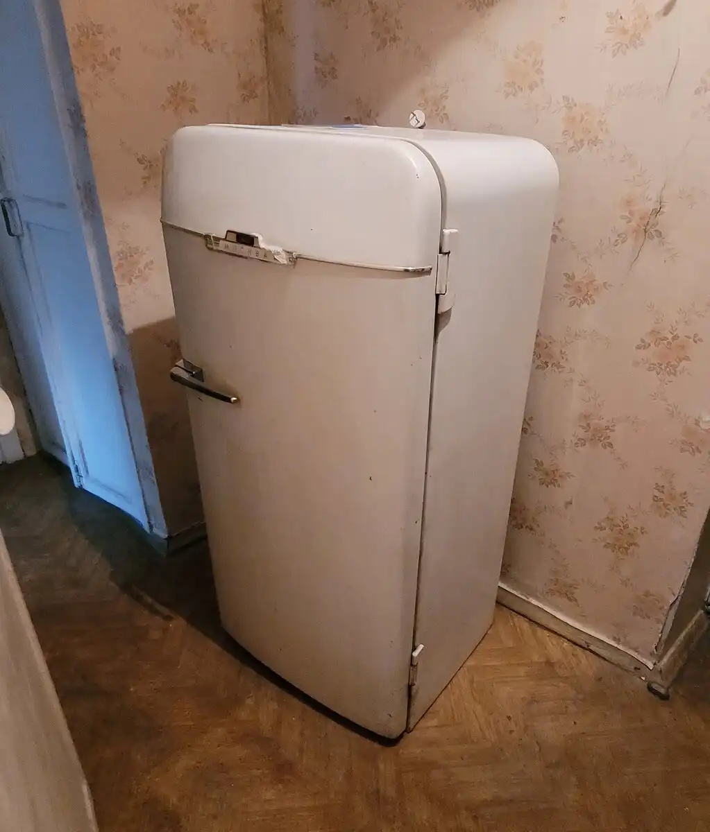 80-as évek, elhagyatott lakás, időutazás, lakásbelső, nosztalgia, régi bútorok, retró lakás, szovjetunió