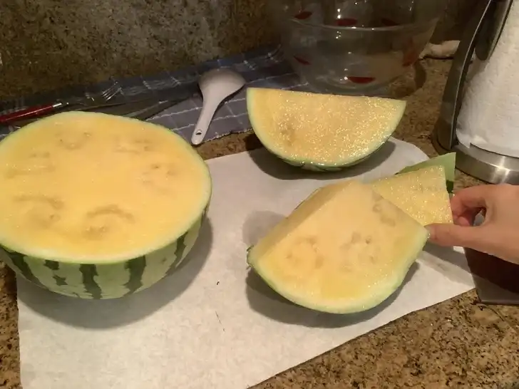 elég érdekes, furcsa, meglepő, szokatlan
