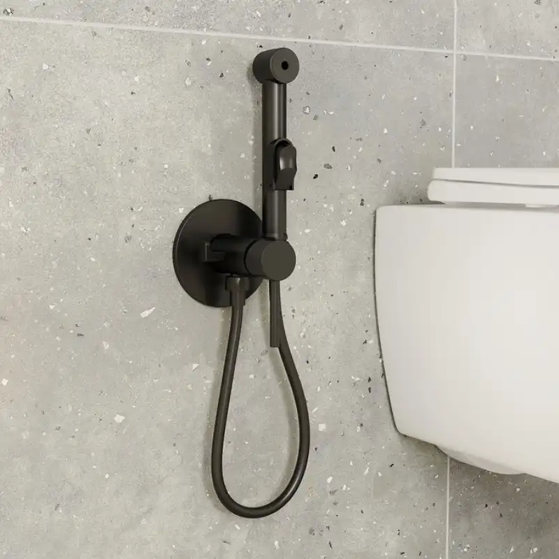 anyagok, beépített WC, belsőépítészet, burkolat, csempe, egyszínű csempe, fekete szaniterek, felújítási tippek, fürdőszoba, hibák a felújítás során, konyha, lakásfelújítás, lakberendezés, matt felületek, sötét folyosó, szaniterek, színek, tanulságok, tapasztalatok, világítás