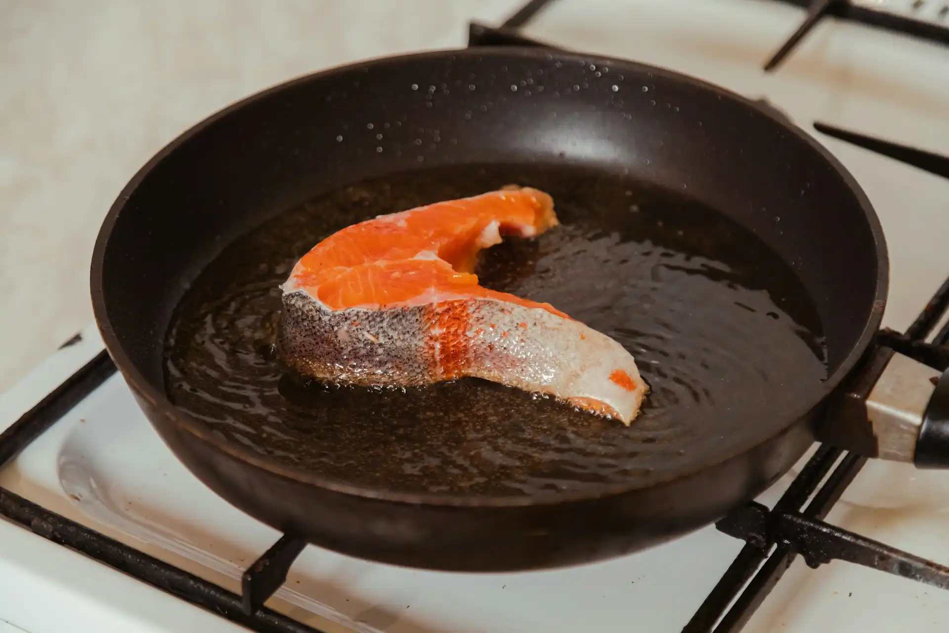 duguláselhárítás, forró víz, háztartási tippek, higiénia, környezetvédelem, lefolyótisztító, nedves törlőkendő, takarítás, vízvezeték-szerelő, WC, WC dugulás, WC karbantartás, WC tisztítás, WC-papír, zsírhegy