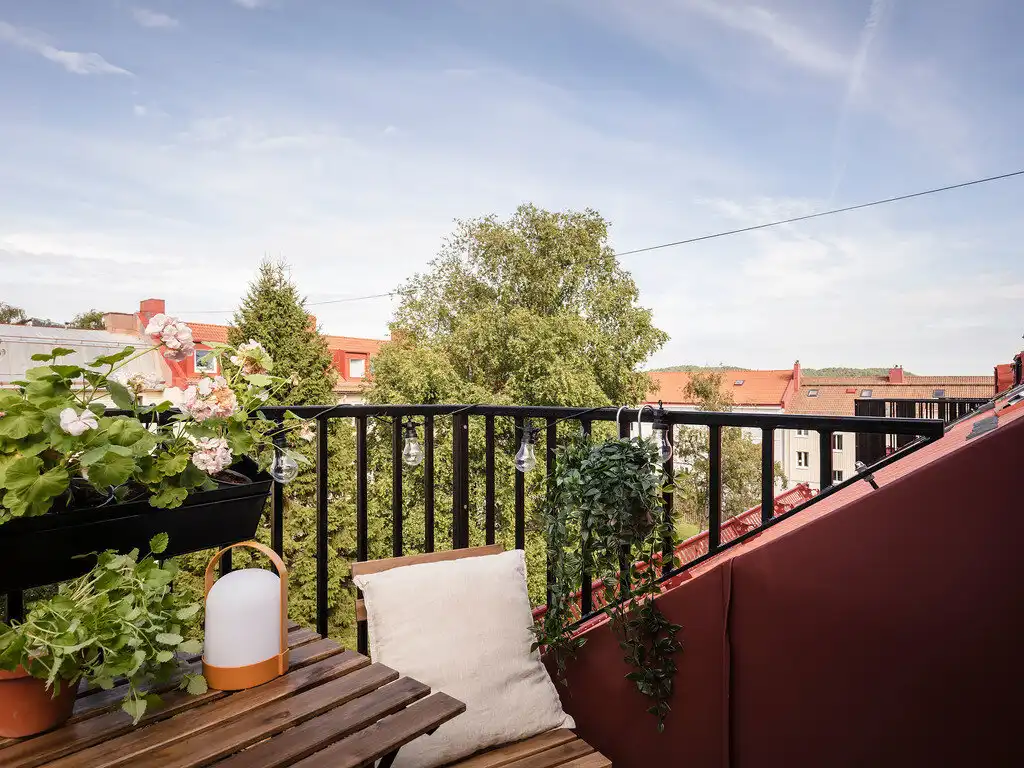 22 négyzetméter, belsőépítészet, egyedülálló, erkély, Göteborg, inspiráció, kis alapterület, kis konyha, kis lakás, lakásbemutató, minimalista lakberendezés, okos elrendezés, otthonteremtés, skandináv stílus, stúdiólakás, svéd lakberendezés, tetőtér, világos lakás