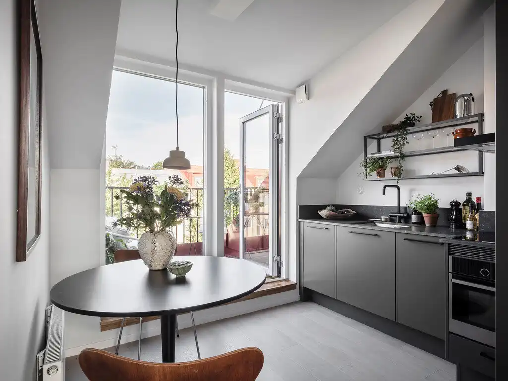 22 négyzetméter, belsőépítészet, egyedülálló, erkély, Göteborg, inspiráció, kis alapterület, kis konyha, kis lakás, lakásbemutató, minimalista lakberendezés, okos elrendezés, otthonteremtés, skandináv stílus, stúdiólakás, svéd lakberendezés, tetőtér, világos lakás
