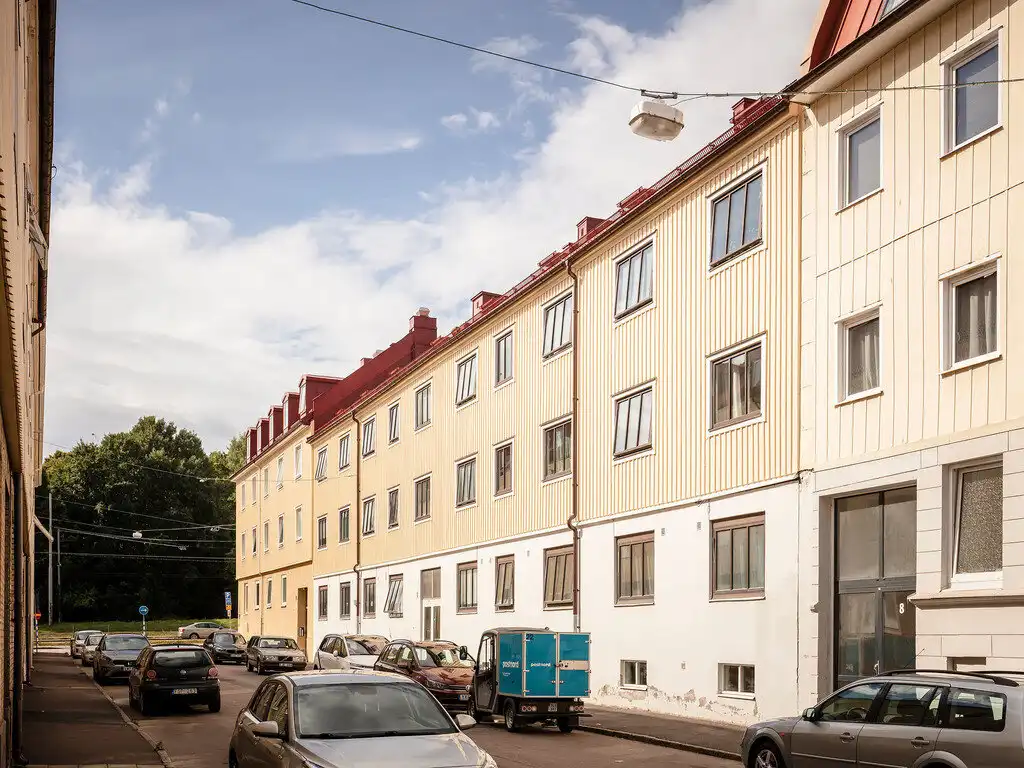 22 négyzetméter, belsőépítészet, egyedülálló, erkély, Göteborg, inspiráció, kis alapterület, kis konyha, kis lakás, lakásbemutató, minimalista lakberendezés, okos elrendezés, otthonteremtés, skandináv stílus, stúdiólakás, svéd lakberendezés, tetőtér, világos lakás