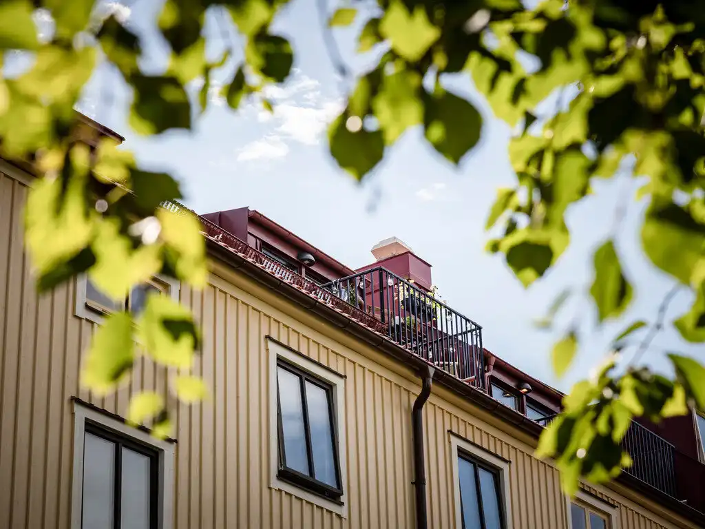 22 négyzetméter, belsőépítészet, egyedülálló, erkély, Göteborg, inspiráció, kis alapterület, kis konyha, kis lakás, lakásbemutató, minimalista lakberendezés, okos elrendezés, otthonteremtés, skandináv stílus, stúdiólakás, svéd lakberendezés, tetőtér, világos lakás