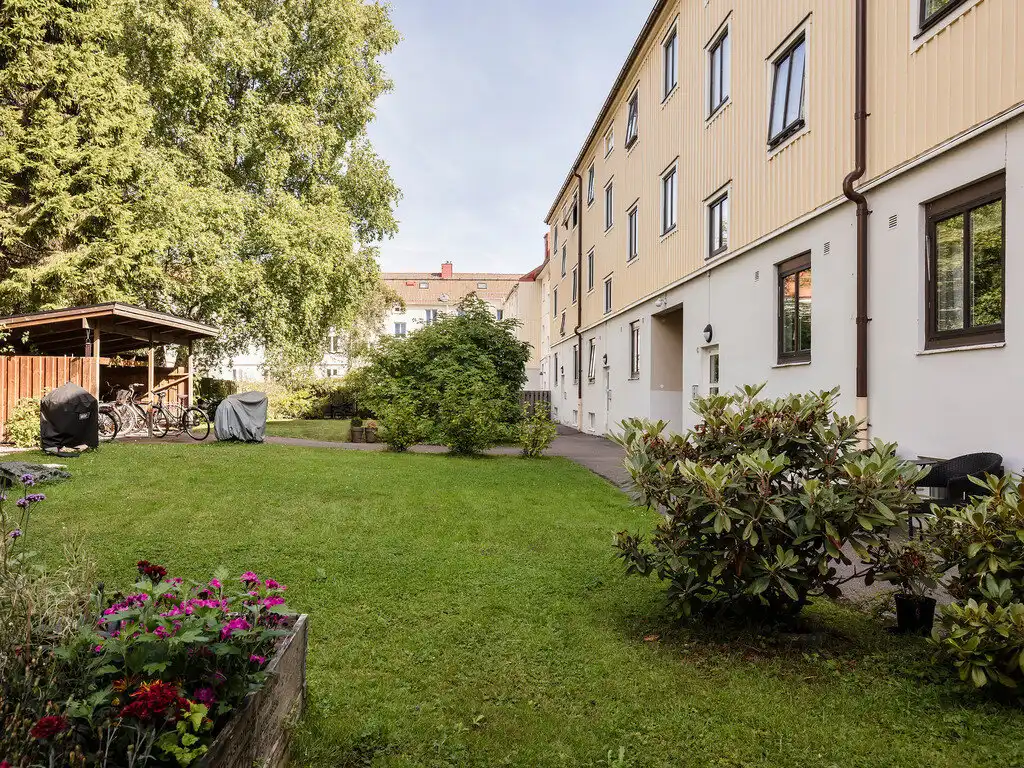 22 négyzetméter, belsőépítészet, egyedülálló, erkély, Göteborg, inspiráció, kis alapterület, kis konyha, kis lakás, lakásbemutató, minimalista lakberendezés, okos elrendezés, otthonteremtés, skandináv stílus, stúdiólakás, svéd lakberendezés, tetőtér, világos lakás