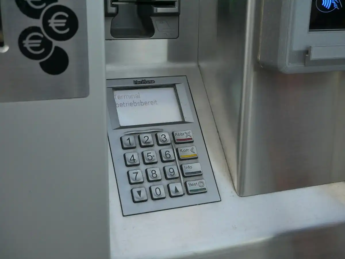 adatvédelem, ATM, bank, bankkártya, biztonság, digitális technológia, feltaláló, hitelesítés, jelszó, John Shepherd-Barron, online biztonság, pénzügy, PIN-kód, személyes adatok védelme, technológia, történelem