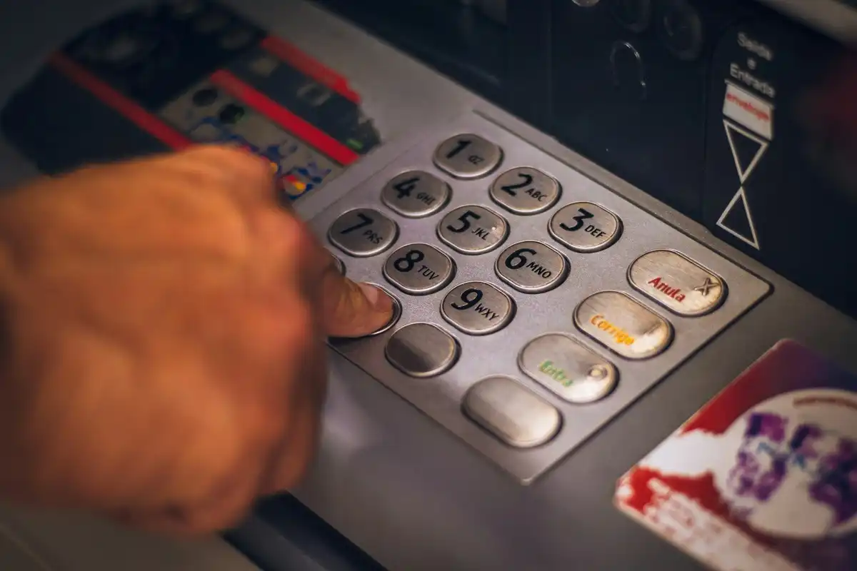 adatvédelem, ATM, bank, bankkártya, biztonság, digitális technológia, feltaláló, hitelesítés, jelszó, John Shepherd-Barron, online biztonság, pénzügy, PIN-kód, személyes adatok védelme, technológia, történelem