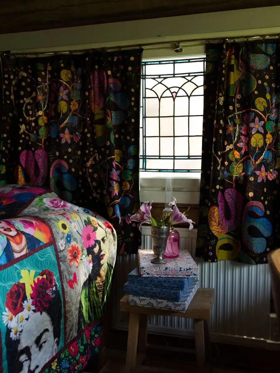 átalakítás, belsőépítészet, dekoráció, DIY, egyedi, faház, felújítás, Frida Kahlo, Helgö sziget, kézzel készített mozaik, kreatív, lakberendezés, minták, művészet, művészi otthon, Ofélia, otthon, skandináv stílus, Svédország, színek, színes lakberendezés, vidéki élet