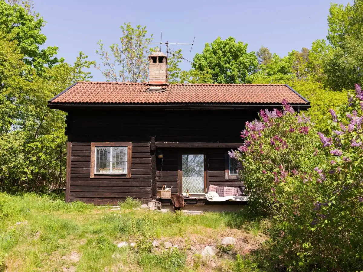 átalakítás, belsőépítészet, dekoráció, DIY, egyedi, faház, felújítás, Frida Kahlo, Helgö sziget, kézzel készített mozaik, kreatív, lakberendezés, minták, művészet, művészi otthon, Ofélia, otthon, skandináv stílus, Svédország, színek, színes lakberendezés, vidéki élet