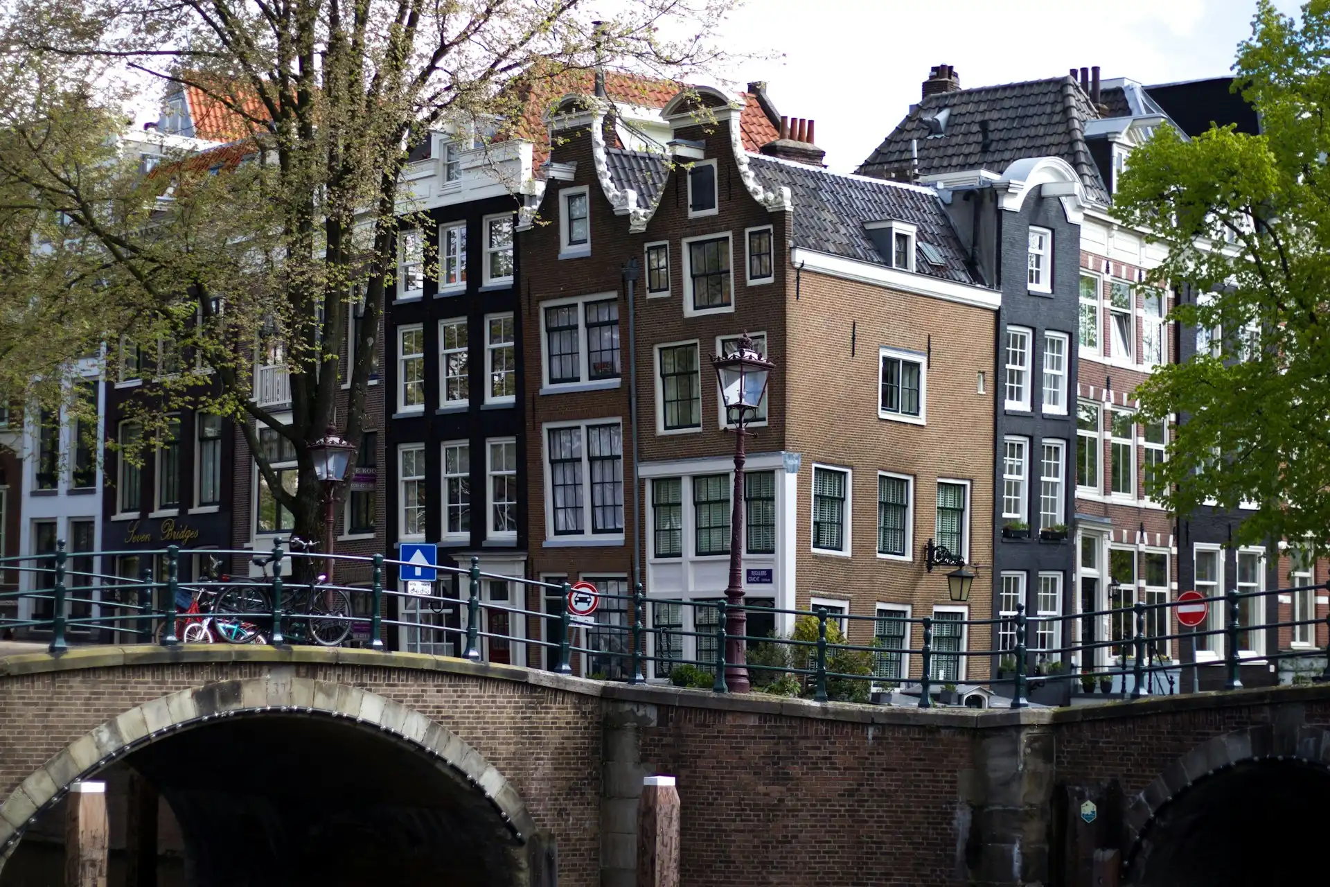 cipő a házban, élet Hollandiában, hátsó udvar, holland élet, holland házak, holland kultúra, holland szokások, holland városok, lakberendezés, tisztaság