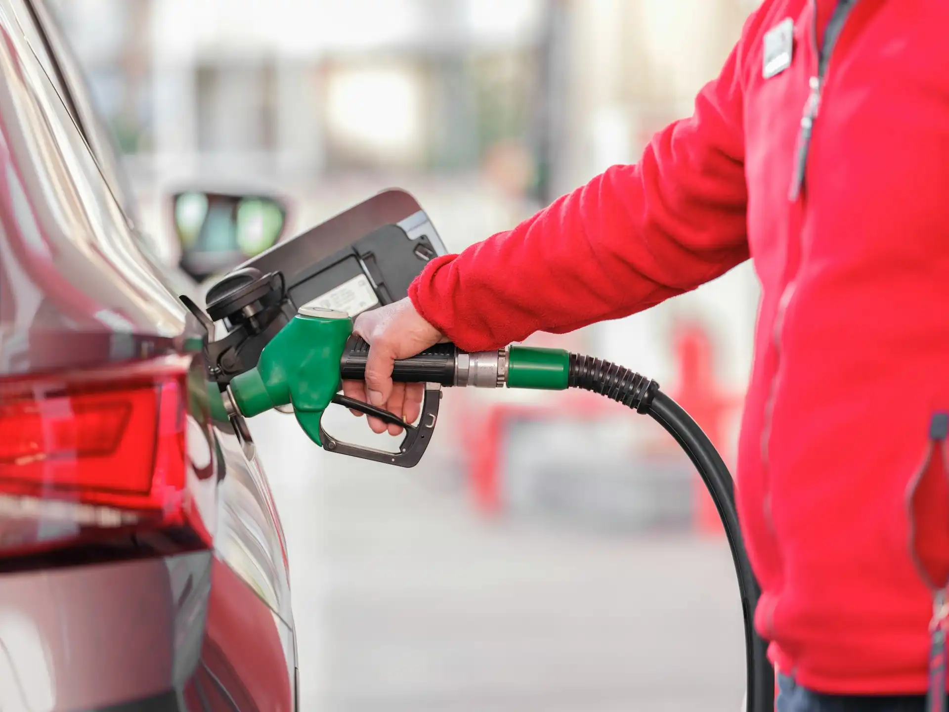 autó, benzinkút, biztonság, feledékenység, hiba, járó motor, kipufogógáz, kockázat, melegindítás, motor, robbanásveszély, szabályok, szikra, tankolás, tankolópisztoly, üzemanyaggőz, üzemanyagszint-jelző