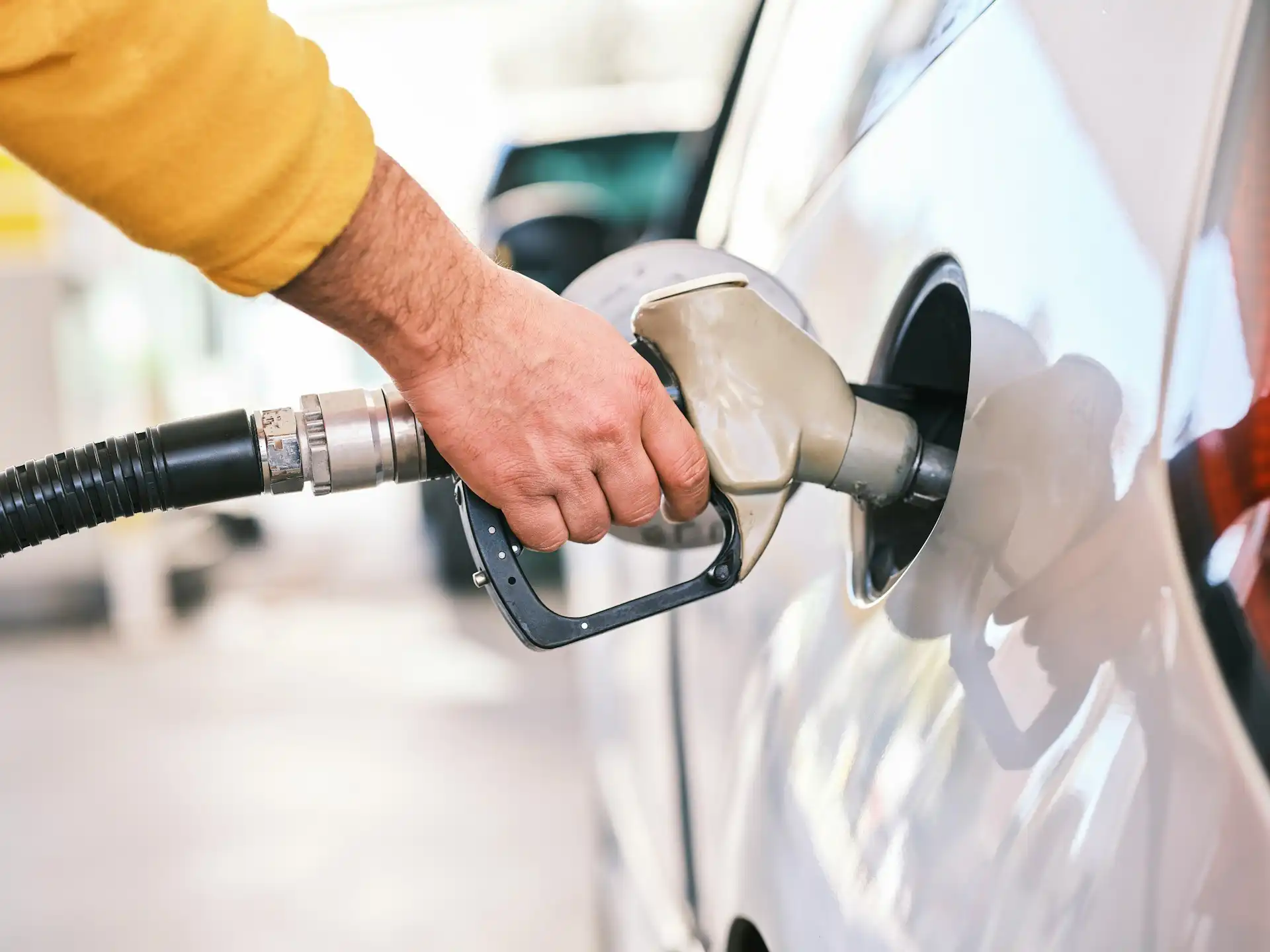 autó, benzinkút, biztonság, feledékenység, hiba, járó motor, kipufogógáz, kockázat, melegindítás, motor, robbanásveszély, szabályok, szikra, tankolás, tankolópisztoly, üzemanyaggőz, üzemanyagszint-jelző