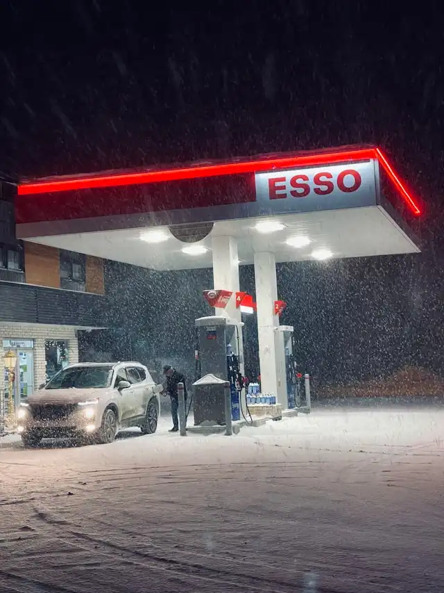 autó, benzinkút, biztonság, feledékenység, hiba, járó motor, kipufogógáz, kockázat, melegindítás, motor, robbanásveszély, szabályok, szikra, tankolás, tankolópisztoly, üzemanyaggőz, üzemanyagszint-jelző