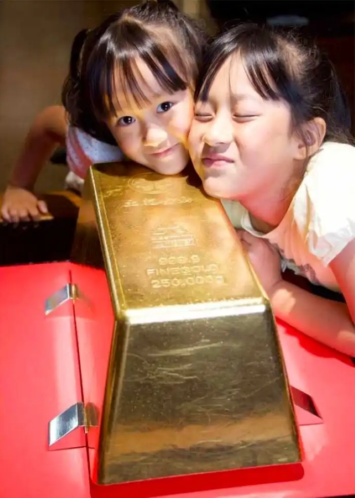 arany, aranyérme, aranyötvözet, aranyrúd, aranytömb, bank, ékszer, érdekesség, japán, kopás, múzeum, nemesfém, pénztáros, súly, Tajvan, történet