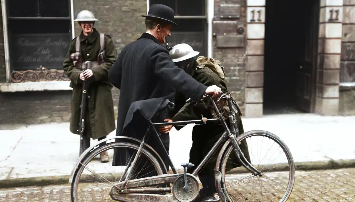 Cillian Murphy, függetlenség, gesztusok, gyarmati múlt, Harry herceg, II. Erzsébet királynő, Ír Köztársasági Hadsereg, IRA, Írország, királyi család, Kultúra, Macroom kastély, monarchia, Nagy-Britannia, nemzeti büszkeség, Ronan O'Gara, szimbolikus tiltakozás, testbeszéd, történelem