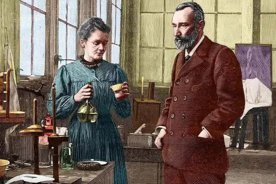 alfa-részecskék, antisztatikus eszközök, felezési idő, izotópok, kémiai elem, Manhattan-projekt, Marie Curie, polónium, radioaktivitás, radioizotópos termoelektromos generátor, radiotoxicitás, RTG, urán