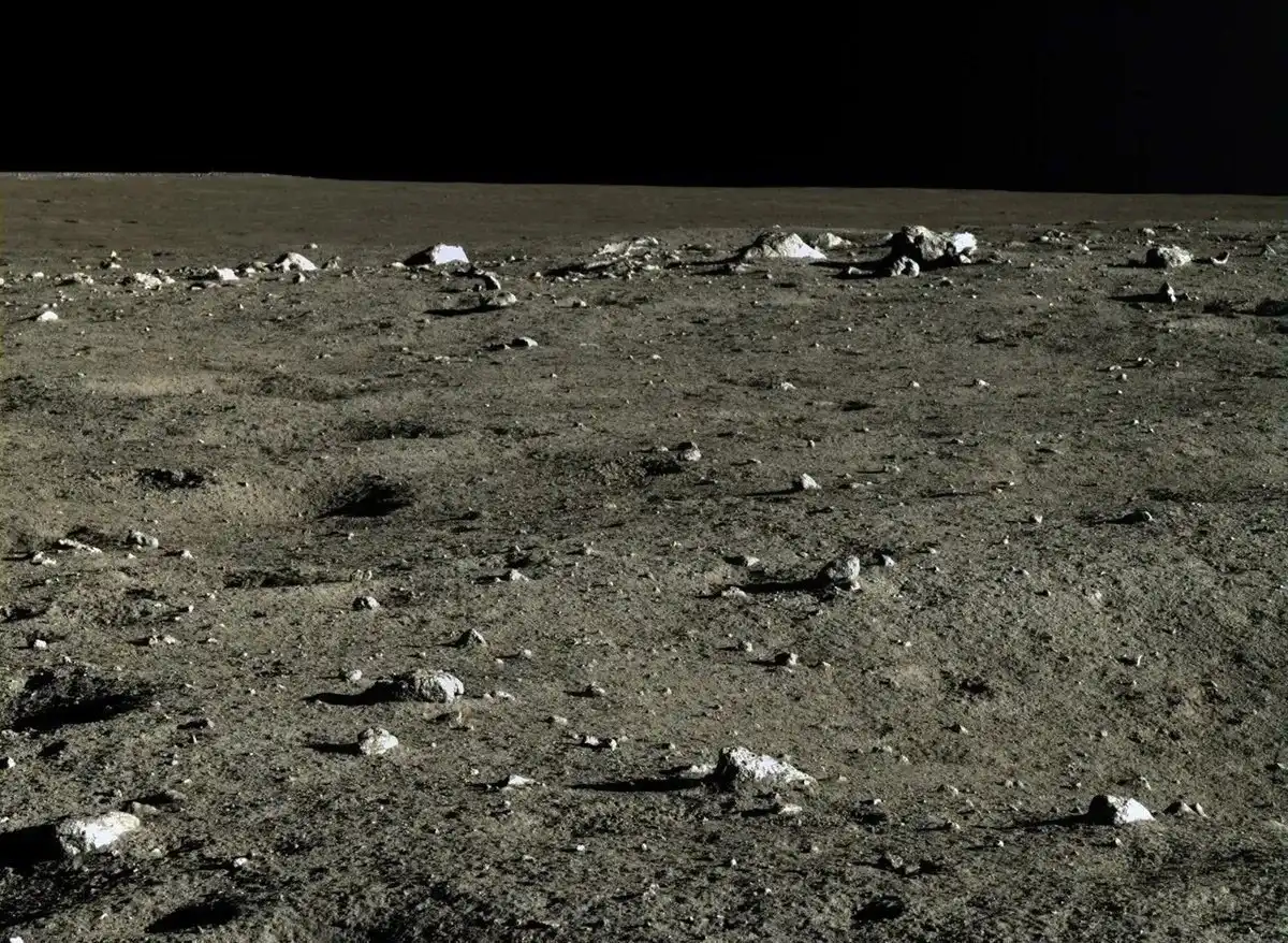 Bazalt, Chang'e-3, CNSA, galéria, Holdfelszín, Holdfotók, Holdi ásványtan, Holdi felfedezések, Holdi geológia, Holdi hőmérséklet, Holdi képfelvételek, Holdi kőzetek, Holdi küldetések, Holdi laboratóriumi minták, Holdi talaj, Holdi tudományos kutatások, Holdkőzetek, Holdkutatás, Holdminták, Holdpor, Jütu holdjáró, Kínai Űrügynökség, Olivin, Piroxén, Plagioklász, űrkutatás