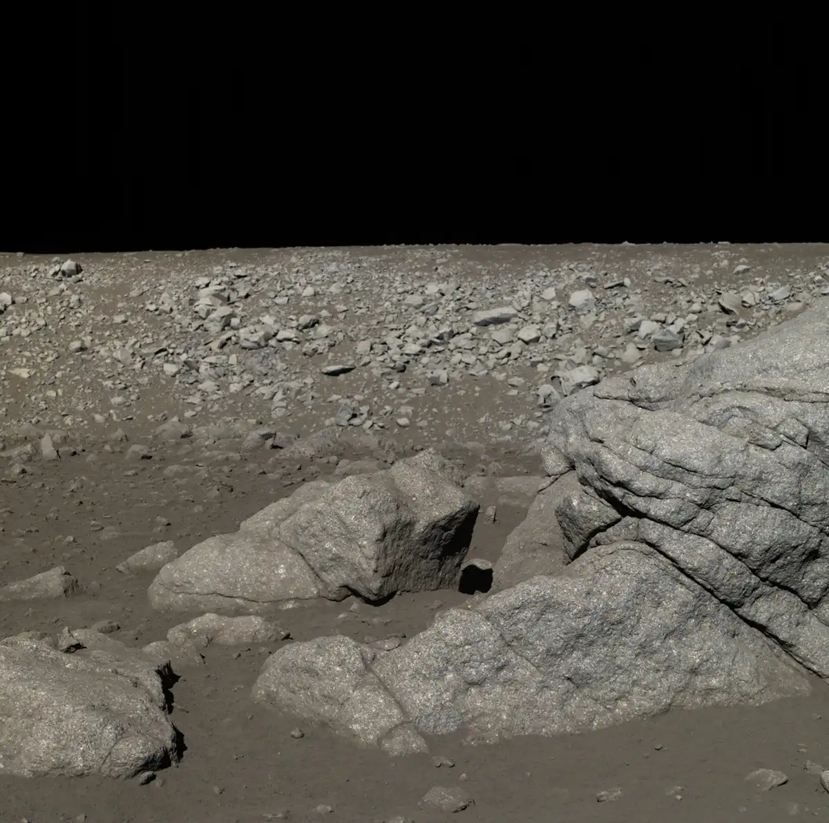 Bazalt, Chang'e-3, CNSA, galéria, Holdfelszín, Holdfotók, Holdi ásványtan, Holdi felfedezések, Holdi geológia, Holdi hőmérséklet, Holdi képfelvételek, Holdi kőzetek, Holdi küldetések, Holdi laboratóriumi minták, Holdi talaj, Holdi tudományos kutatások, Holdkőzetek, Holdkutatás, Holdminták, Holdpor, Jütu holdjáró, Kínai Űrügynökség, Olivin, Piroxén, Plagioklász, űrkutatás