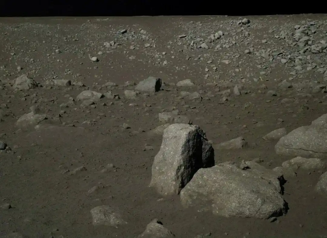 Bazalt, Chang'e-3, CNSA, galéria, Holdfelszín, Holdfotók, Holdi ásványtan, Holdi felfedezések, Holdi geológia, Holdi hőmérséklet, Holdi képfelvételek, Holdi kőzetek, Holdi küldetések, Holdi laboratóriumi minták, Holdi talaj, Holdi tudományos kutatások, Holdkőzetek, Holdkutatás, Holdminták, Holdpor, Jütu holdjáró, Kínai Űrügynökség, Olivin, Piroxén, Plagioklász, űrkutatás