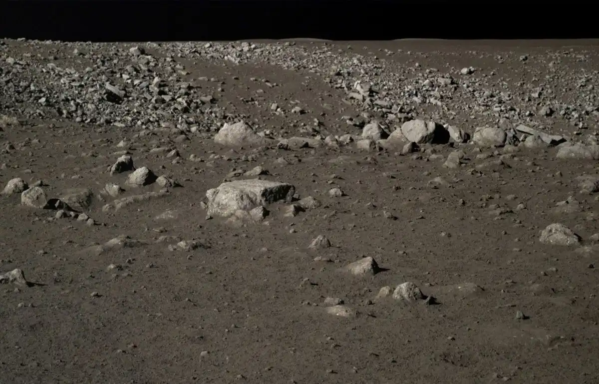 Bazalt, Chang'e-3, CNSA, galéria, Holdfelszín, Holdfotók, Holdi ásványtan, Holdi felfedezések, Holdi geológia, Holdi hőmérséklet, Holdi képfelvételek, Holdi kőzetek, Holdi küldetések, Holdi laboratóriumi minták, Holdi talaj, Holdi tudományos kutatások, Holdkőzetek, Holdkutatás, Holdminták, Holdpor, Jütu holdjáró, Kínai Űrügynökség, Olivin, Piroxén, Plagioklász, űrkutatás