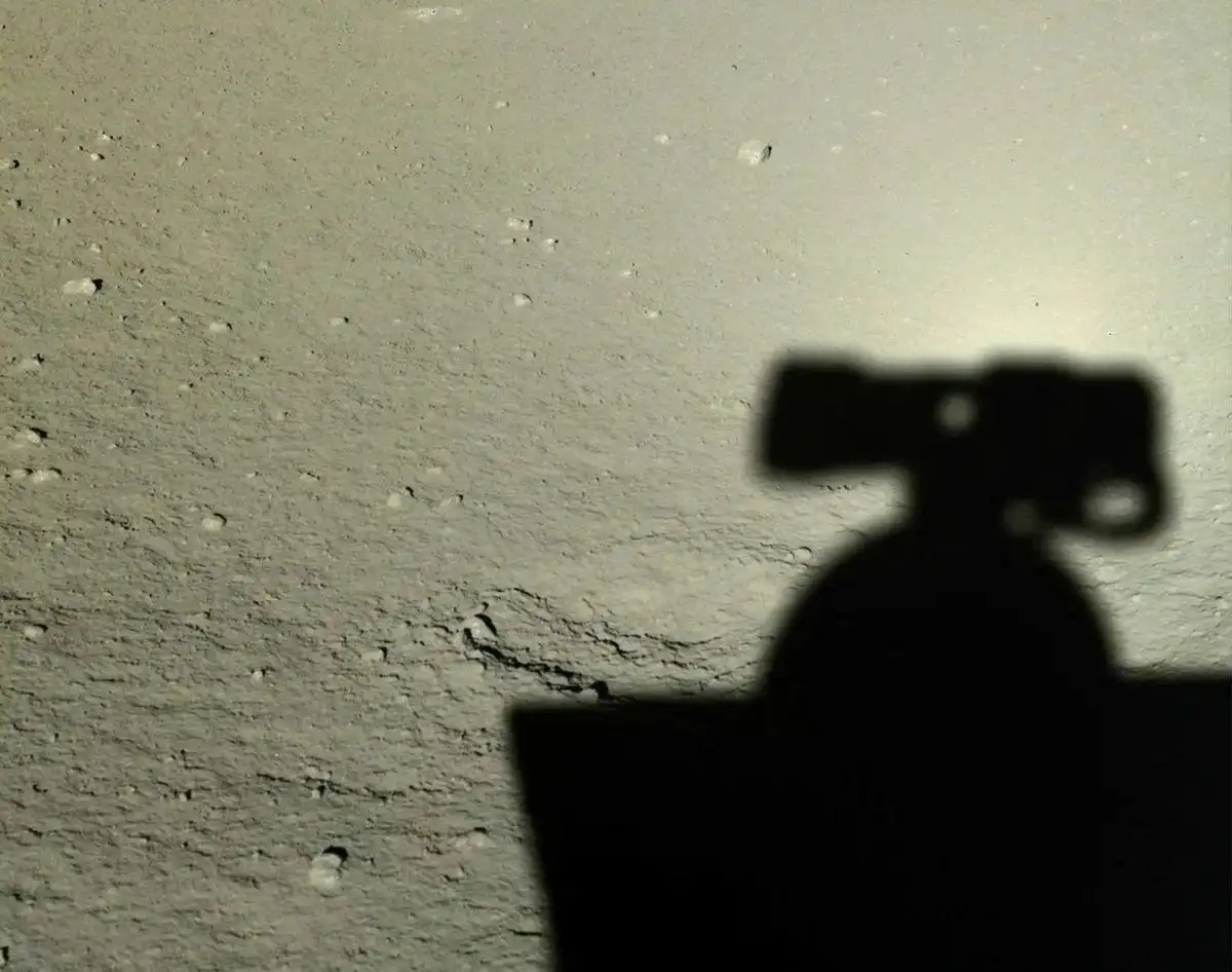 Bazalt, Chang'e-3, CNSA, galéria, Holdfelszín, Holdfotók, Holdi ásványtan, Holdi felfedezések, Holdi geológia, Holdi hőmérséklet, Holdi képfelvételek, Holdi kőzetek, Holdi küldetések, Holdi laboratóriumi minták, Holdi talaj, Holdi tudományos kutatások, Holdkőzetek, Holdkutatás, Holdminták, Holdpor, Jütu holdjáró, Kínai Űrügynökség, Olivin, Piroxén, Plagioklász, űrkutatás