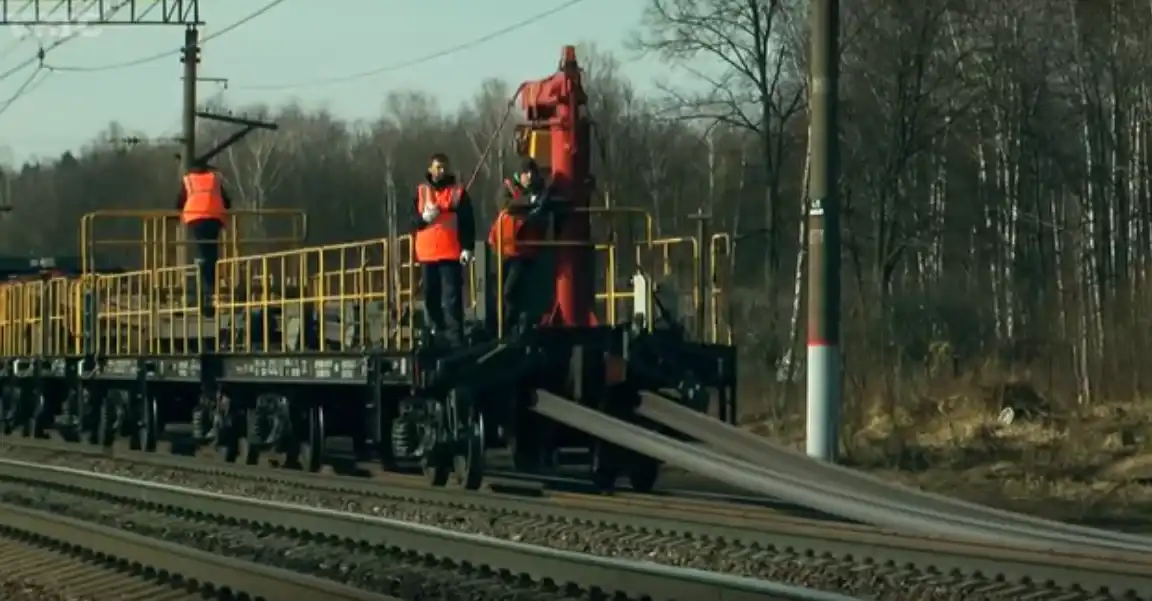 800 méteres síndarabok, deformáció, érdekességek, hajlékonyság, hézagmentes pálya, hőtágulás, kanyar, mikrorepedések, rugalmasság, sínek, sínfektetés, súly, vasút