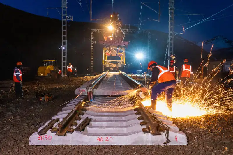 800 méteres síndarabok, deformáció, érdekességek, hajlékonyság, hézagmentes pálya, hőtágulás, kanyar, mikrorepedések, rugalmasság, sínek, sínfektetés, súly, vasút