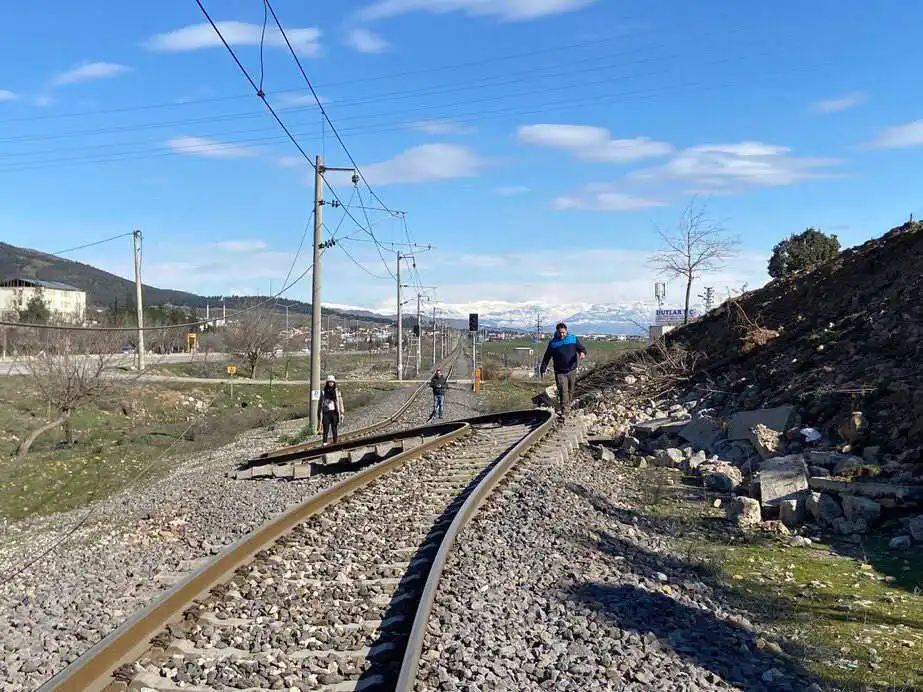 800 méteres síndarabok, deformáció, érdekességek, hajlékonyság, hézagmentes pálya, hőtágulás, kanyar, mikrorepedések, rugalmasság, sínek, sínfektetés, súly, vasút
