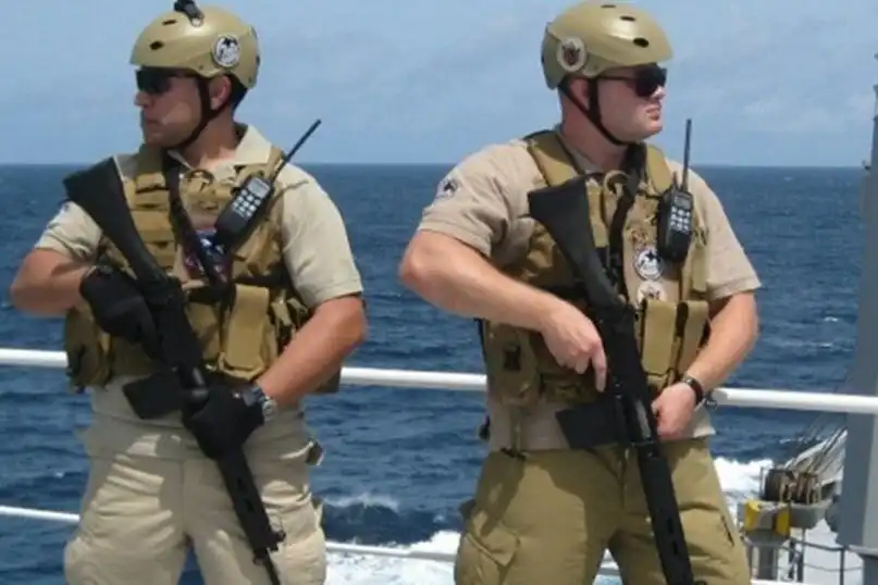 biztonság, fegyverek, hajózás, kalózkodás, kockázat, szállítmányozás, taktika, tengerészet, túlélés, zsoldosok