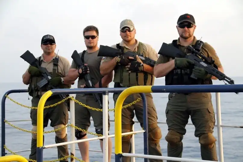 biztonság, fegyverek, hajózás, kalózkodás, kockázat, szállítmányozás, taktika, tengerészet, túlélés, zsoldosok