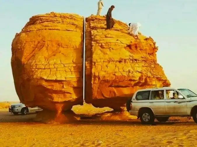 Al-Naslaa: egy tökéletesen félbevágott szikla a sivatagban, ami rejtély a tudósok számára Al-Naslaa, Charles Huber, elméletek, földönkívüli, geológia, látványosság, ősi civilizációk, petroglifák, régészet, rejtély, sivatag, Szaúd-Arábia, szikla, Tayma, természeti képződmény, törésvonal, turizmus