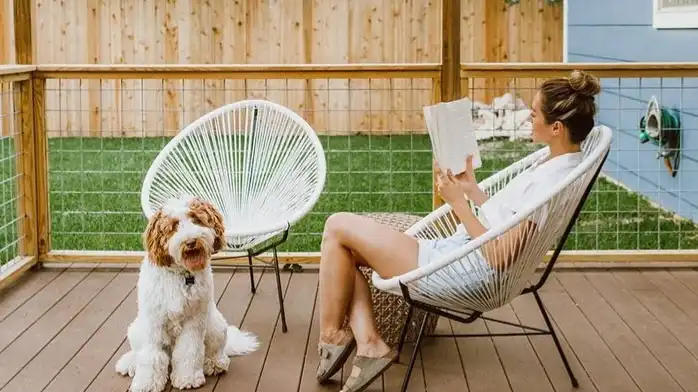 autonómia, családi ház, családi ház előnyei, családi ház építés, családi ház hátrányai, ingatlan, kert, költözés, közüzemi díjak, kút, lépcső, otthon, pince, szabadság, telek, tűzbiztonság, város vs vidék, vidéki élet