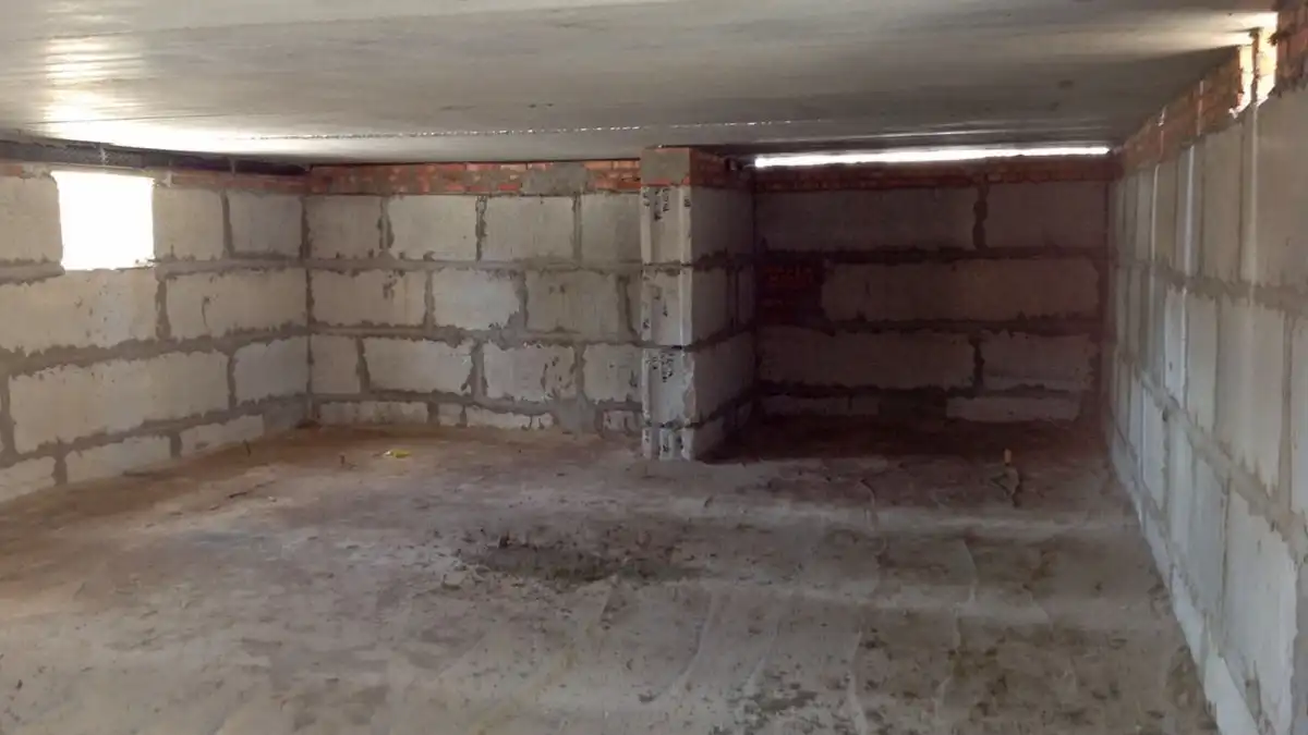 autonómia, családi ház, családi ház előnyei, családi ház építés, családi ház hátrányai, ingatlan, kert, költözés, közüzemi díjak, kút, lépcső, otthon, pince, szabadság, telek, tűzbiztonság, város vs vidék, vidéki élet