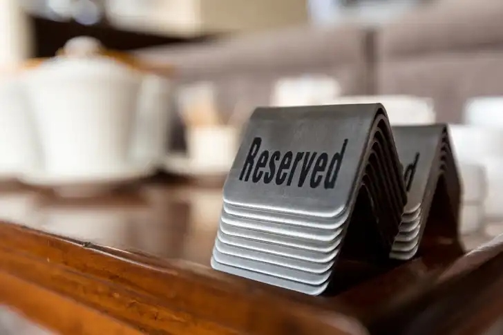 asztalfoglalás, borravaló, étkezés, étterem, éttermi etikett, evőeszközök, illemszabályok, Kultúra, pincér, rendelés, szalvéta, szokások, tisztelet, udvariasság, vendég, vendéglátás, viselkedés