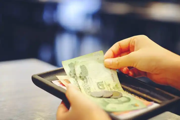 asztalfoglalás, borravaló, étkezés, étterem, éttermi etikett, evőeszközök, illemszabályok, Kultúra, pincér, rendelés, szalvéta, szokások, tisztelet, udvariasság, vendég, vendéglátás, viselkedés