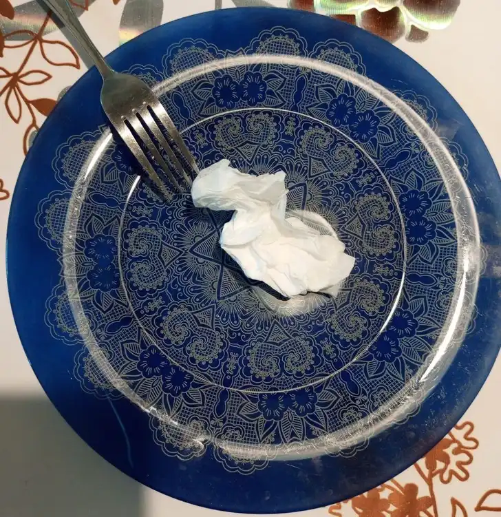 asztalfoglalás, borravaló, étkezés, étterem, éttermi etikett, evőeszközök, illemszabályok, Kultúra, pincér, rendelés, szalvéta, szokások, tisztelet, udvariasság, vendég, vendéglátás, viselkedés