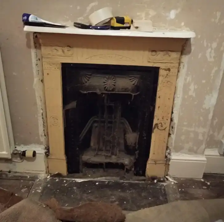 ajtó, átalakítás, csapóajtó, érdekesség, felfedezés, felújítás, furcsaság, ház, kandalló, lakás, meglepetés, otthon, pince, rejtett helyiség, széf, titkos szoba, titok