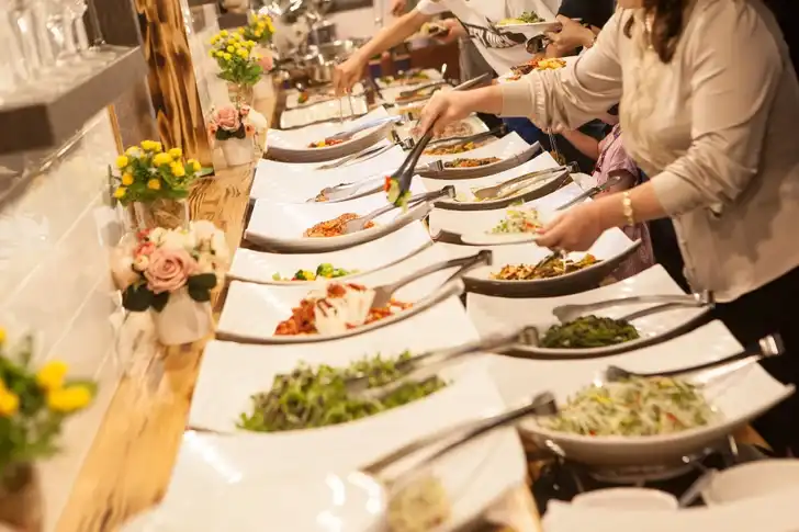all you can eat, árképzés, élelmiszerbiztonság, ételpazarlás, étkezési szokások, étterem, éttermi marketing, éttermi titkok, fogyasztói viselkedés, korlátlan fogyasztás, profit, svédasztal, trükkök, vendéglátás