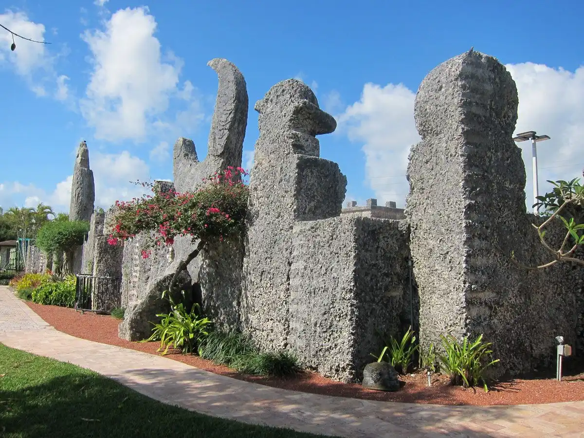 Coral Castle, Edward Leedskalnin, egyiptomi piramisok, építészet, Florida, kőműves, korallkastély, rejtély, történelem, usa