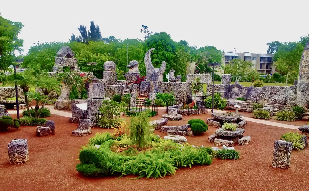 Coral Castle, Edward Leedskalnin, egyiptomi piramisok, építészet, Florida, kőműves, korallkastély, rejtély, történelem, usa