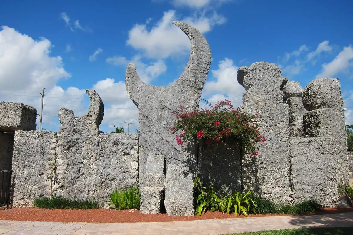 Coral Castle, Edward Leedskalnin, egyiptomi piramisok, építészet, Florida, kőműves, korallkastély, rejtély, történelem, usa