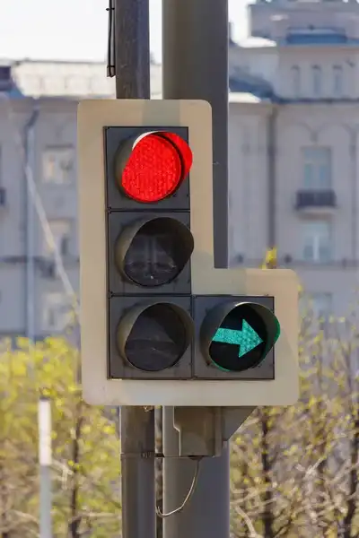 autós, bírság, forgalmi rend, kereszteződés, kiegészítő lámpa, közlekedésbiztonság, közlekedési lámpa, közlekedési szabályok, kresz, nyíl, sávok, szabálysértés, vezetés