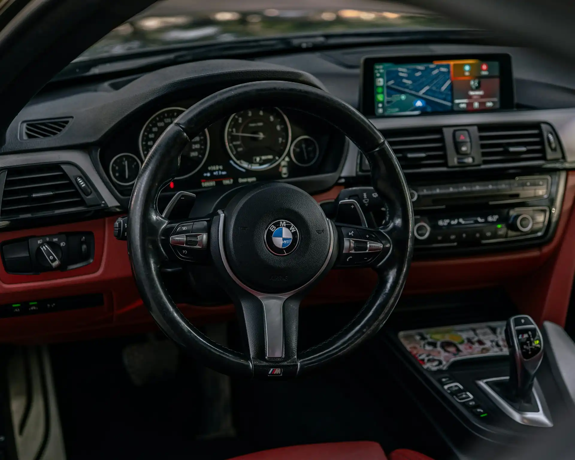 autó, biztonság, előzés, kormányváltó, motorfék, tippek, tiptronic, váltó, vezetés, vezetéstechnika