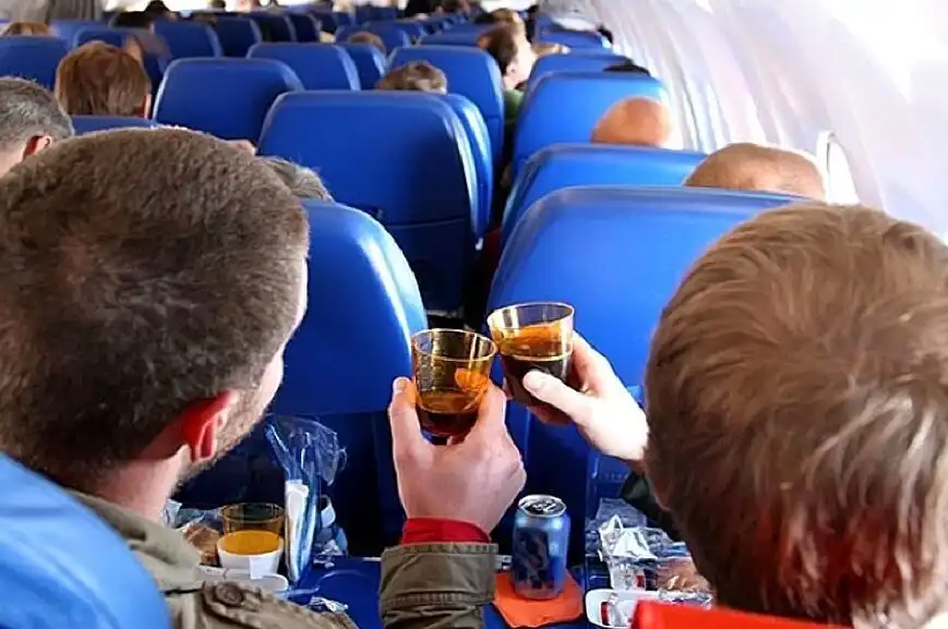 hivatás, konfliktus, munka, nehézségek, repülés, stewardess, turizmus, utasok, utazás, viselkedés